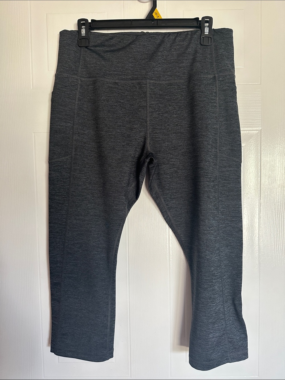 NWOT Avia Dark Gray Capri Workout Leggings 🫥